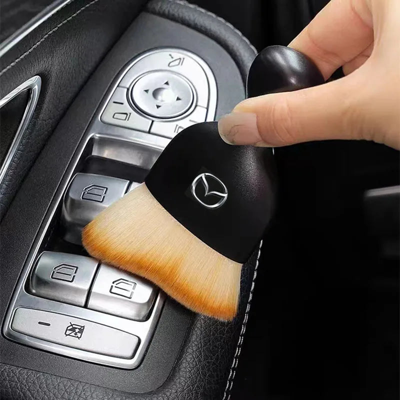 Brosse de nettoyage intérieur avec capuchon - Édition Mazda