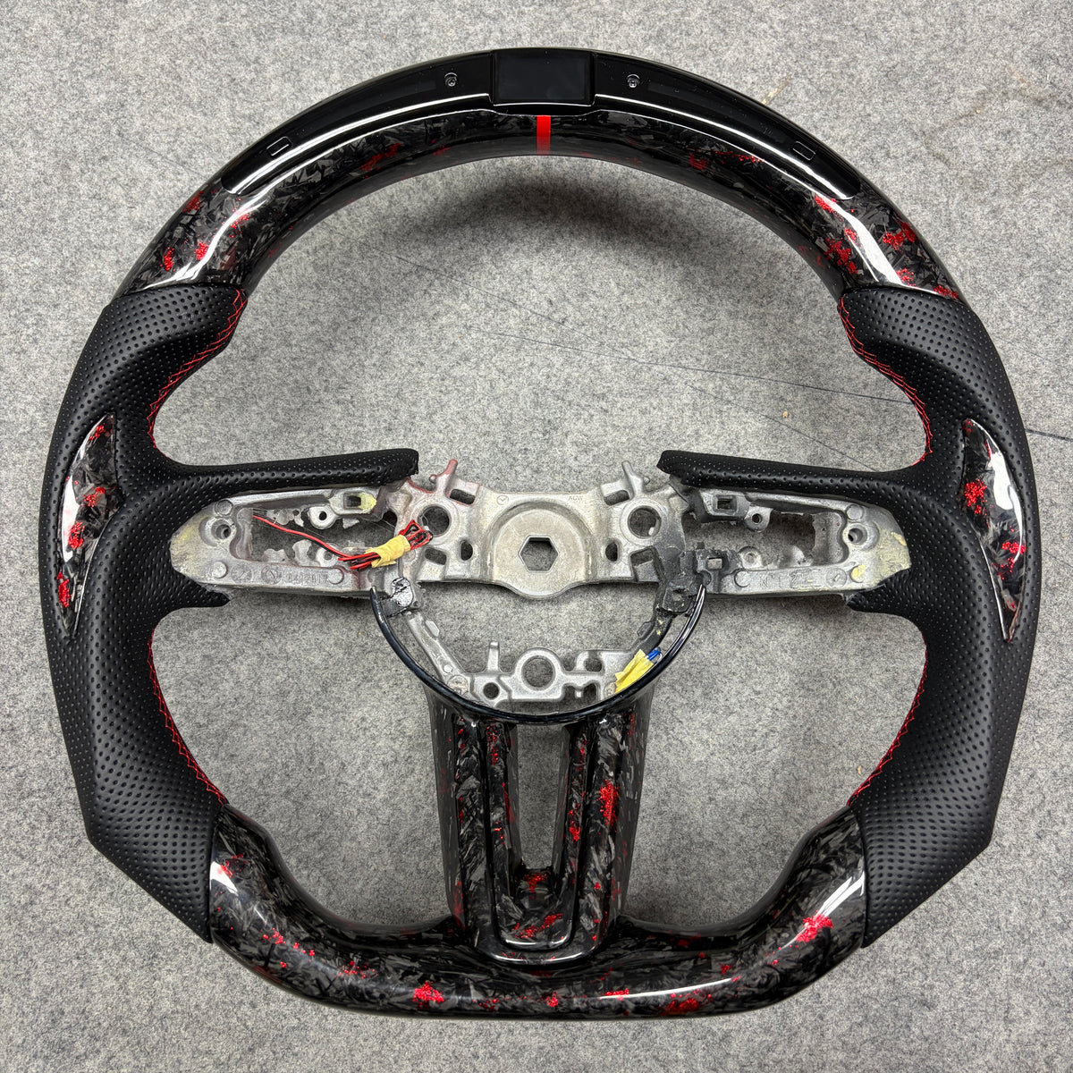 Volant custom en fibre de carbone avec affichage LED – Mazda – photo non contractuelle