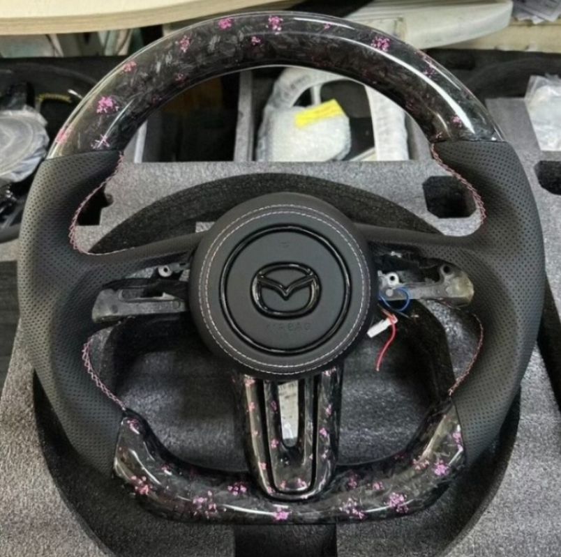 Volant custom sur mesure en fibre de carbone avec affichage LED – Mazda