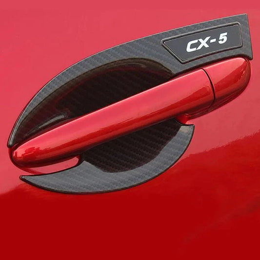Coquille de poignée effet carbone avec logo CX-5 sur une Mazda CX-5 rouge