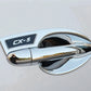 Coquille de poignée chromée avec logo CX-5 montée sur une Mazda CX-5