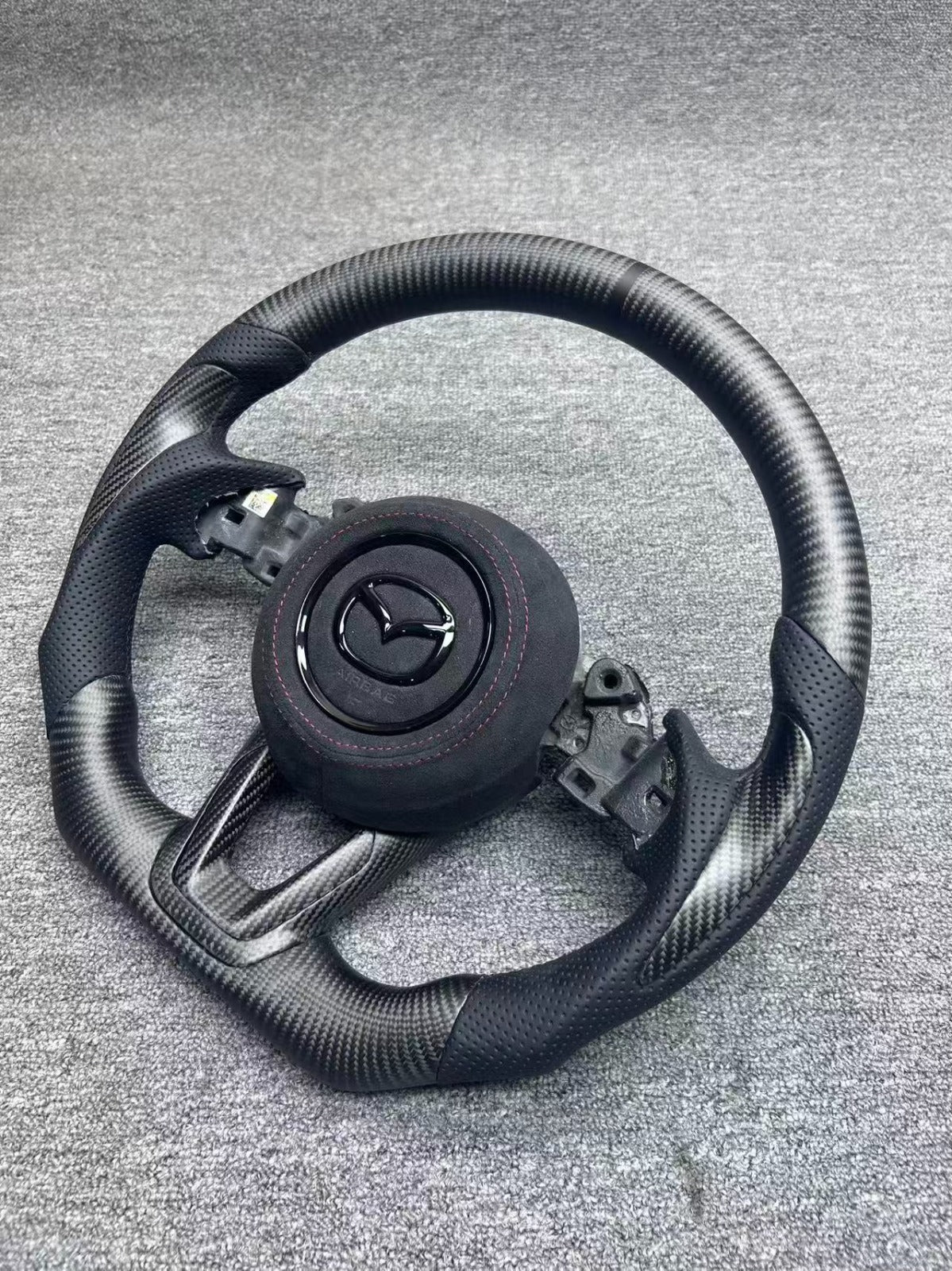 Volant custom en fibre de carbone avec affichage LED – Mazda – photo 9