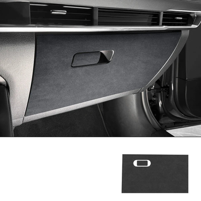 Protection anti-coup pied boîte à gants suédine carbone Mazda 3 CX-30 2019-2026 - Mazdrive